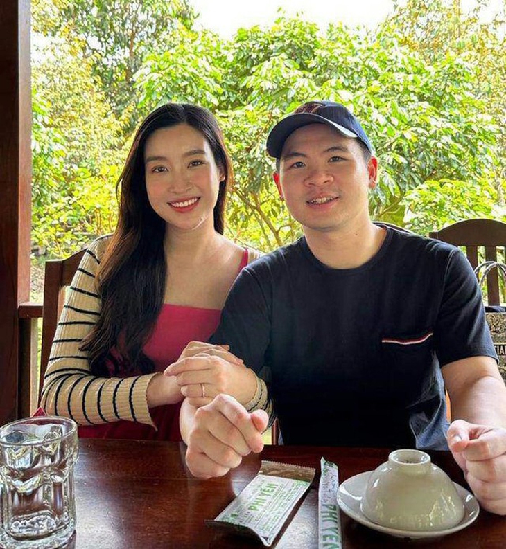 Đỗ Mỹ Linh sau sinh con gái cho chồng thiếu gia: Nhan sắc như thế nào khi 'thoát vai' mẹ bỉm sữa - Ảnh 7. Đỗ Mỹ Linh sau sinh con gái cho chồng thiếu gia: Nhan sắc như thế nào khi 'thoát vai' mẹ bỉm sữa - Ảnh 7.
