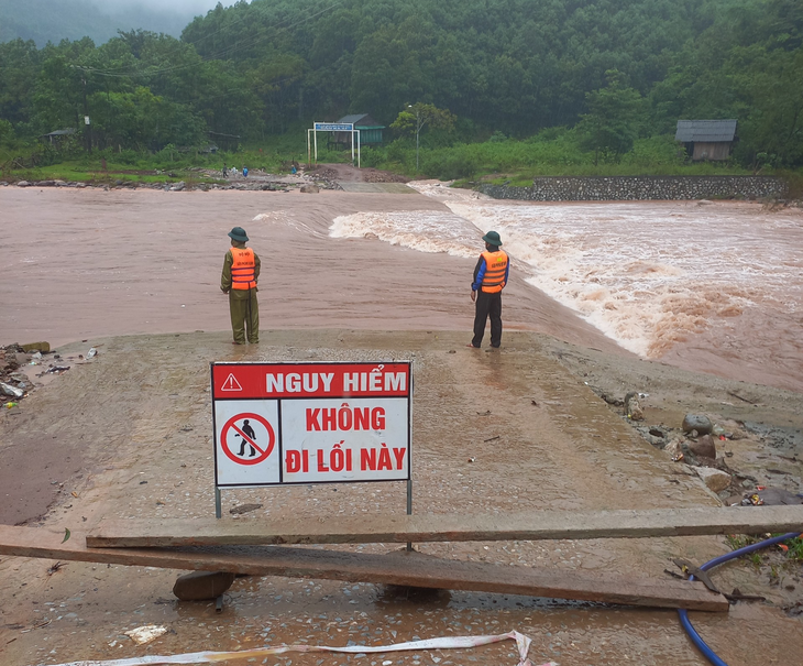 Vận chuyển hàng tấn lương thực vào bản phòng mưa lũ gây chia cắt dài ngày - Ảnh 2. Vận chuyển hàng tấn lương thực vào bản phòng mưa lũ gây chia cắt dài ngày - Ảnh 2.