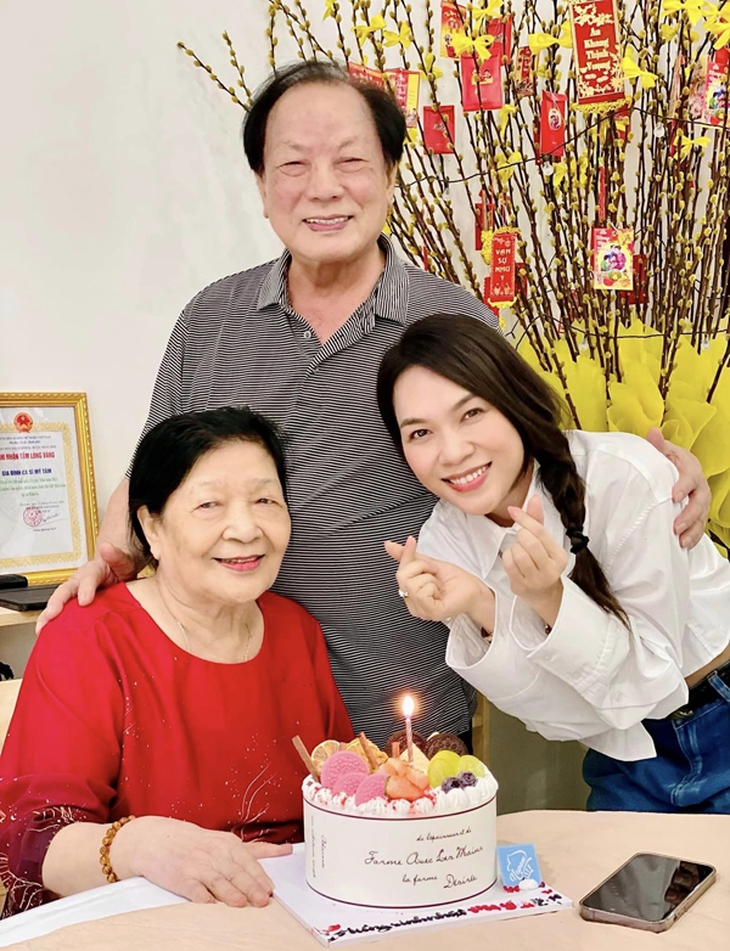 Ba mẹ ruột Mỹ Tâm trẻ đẹp bên con cháu, tận hưởng cuộc sống tuổi xế chiều - Ảnh 3. Ba mẹ ruột Mỹ Tâm trẻ đẹp bên con cháu, tận hưởng cuộc sống tuổi xế chiều - Ảnh 3.