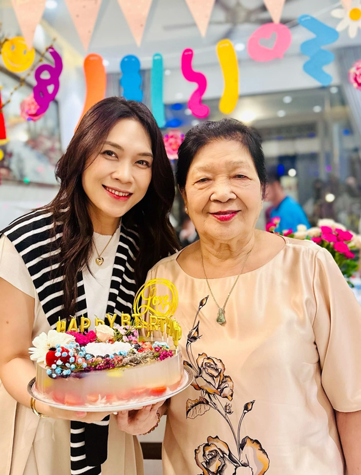 Ba mẹ ruột Mỹ Tâm trẻ đẹp bên con cháu, tận hưởng cuộc sống tuổi xế chiều - Ảnh 4. Ba mẹ ruột Mỹ Tâm trẻ đẹp bên con cháu, tận hưởng cuộc sống tuổi xế chiều - Ảnh 4.