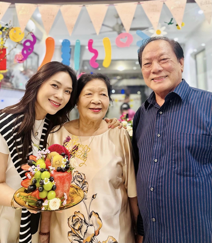 Ba mẹ ruột Mỹ Tâm trẻ đẹp bên con cháu, tận hưởng cuộc sống tuổi xế chiều - Ảnh 5. Ba mẹ ruột Mỹ Tâm trẻ đẹp bên con cháu, tận hưởng cuộc sống tuổi xế chiều - Ảnh 5.