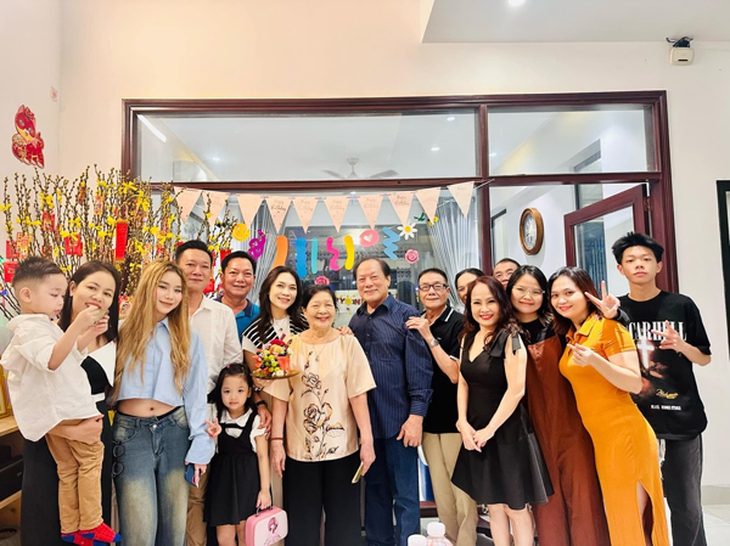 Ba mẹ ruột Mỹ Tâm trẻ đẹp bên con cháu, tận hưởng cuộc sống tuổi xế chiều - Ảnh 6. Ba mẹ ruột Mỹ Tâm trẻ đẹp bên con cháu, tận hưởng cuộc sống tuổi xế chiều - Ảnh 6.