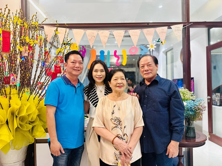 Ba mẹ ruột Mỹ Tâm trẻ đẹp bên con cháu, tận hưởng cuộc sống tuổi xế chiều - Ảnh 7. Ba mẹ ruột Mỹ Tâm trẻ đẹp bên con cháu, tận hưởng cuộc sống tuổi xế chiều - Ảnh 7.