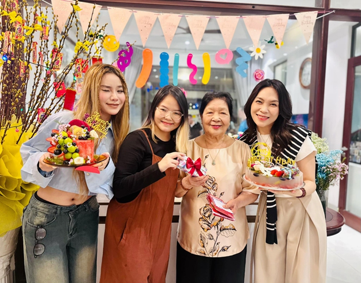 Ba mẹ ruột Mỹ Tâm trẻ đẹp bên con cháu, tận hưởng cuộc sống tuổi xế chiều - Ảnh 8. Ba mẹ ruột Mỹ Tâm trẻ đẹp bên con cháu, tận hưởng cuộc sống tuổi xế chiều - Ảnh 8.