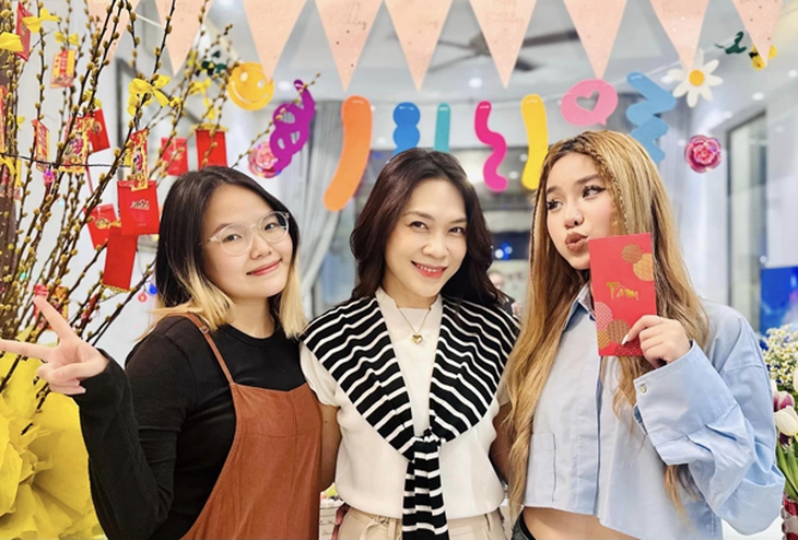 Ba mẹ ruột Mỹ Tâm trẻ đẹp bên con cháu, tận hưởng cuộc sống tuổi xế chiều - Ảnh 9. Ba mẹ ruột Mỹ Tâm trẻ đẹp bên con cháu, tận hưởng cuộc sống tuổi xế chiều - Ảnh 9.