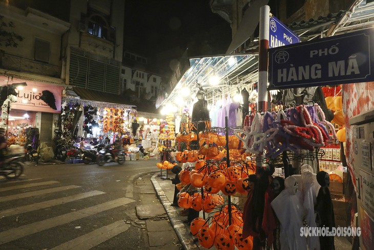 Phố Hàng Mã tràn ngập đồ hóa trang kinh dị trước ngày Halloween - Ảnh 2.