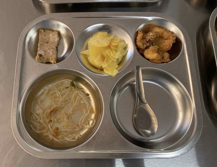 Suất ăn bán trú tại Trường THCS Yên Nghĩa chỉ có vài món lèo tèo: Nhà trường giải trình - Ảnh 1. Suất ăn bán trú tại Trường THCS Yên Nghĩa chỉ có vài món lèo tèo: Nhà trường giải trình - Ảnh 1.