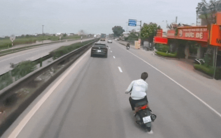 [VIDEO] Thanh niên đầu trần lạng lách đánh võng trước mũi xe ô tô