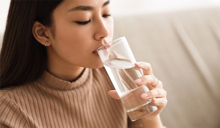 Khi vừa vận động mạnh mệt mỏi thì một ly nước lạnh sẽ giúp cho bạn tỉnh táo hơn nhưng nó cũng lại có tác dụng xấu đối với dạ dày. Ảnh minh họa