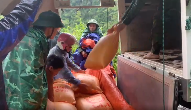 Vận chuyển hàng tấn lương thực vào bản phòng mưa lũ gây chia cắt dài ngày - Ảnh 3. Vận chuyển hàng tấn lương thực vào bản phòng mưa lũ gây chia cắt dài ngày - Ảnh 3.