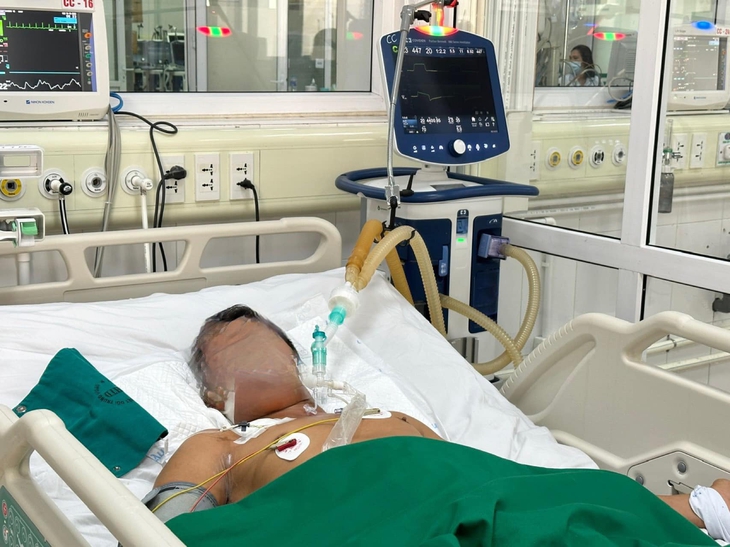 Cắt trĩ tại nhà, người đàn ông mắc uốn ván phải thở máy - Ảnh 1.