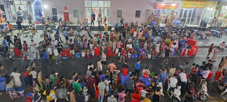Cấp nước khẩn cấp bằng xe téc, đáp ứng ngay nhu cầu sinh hoạt tối thiểu cho người dân KĐT Thanh Hà - Ảnh 1.