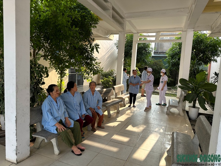 Những 'bảo mẫu' đặc biệt ở Bệnh viện Tâm thần Nghệ An - Ảnh 1.