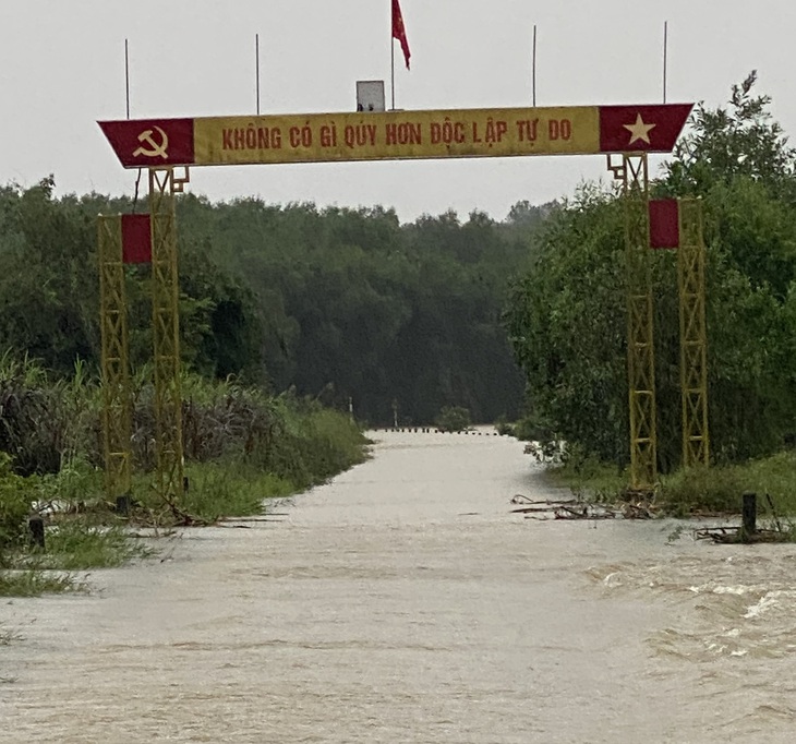 Mưa lũ miền Trung: Thuỷ điện tăng lưu lượng điều tiết nước, đường Hồ Chí Minh sạt lở nghiêm trọng - Ảnh 4.