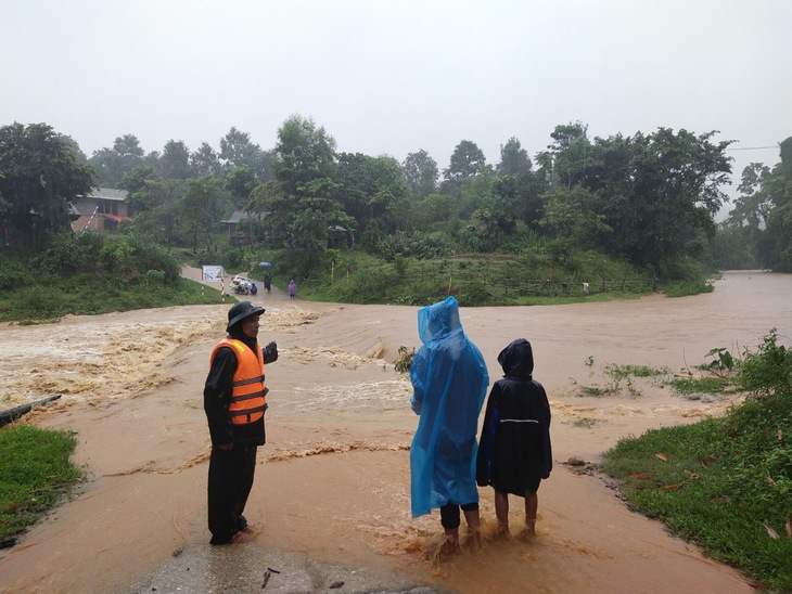 Mưa lũ miền Trung: Thuỷ điện tăng lưu lượng điều tiết nước, đường Hồ Chí Minh sạt lở nghiêm trọng - Ảnh 3.