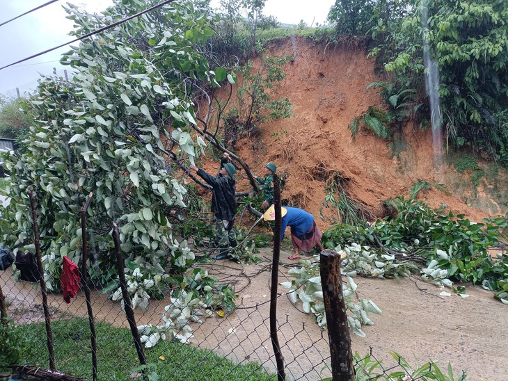 Mưa lũ miền Trung: Thuỷ điện tăng lưu lượng điều tiết nước, đường Hồ Chí Minh sạt lở nghiêm trọng - Ảnh 2.