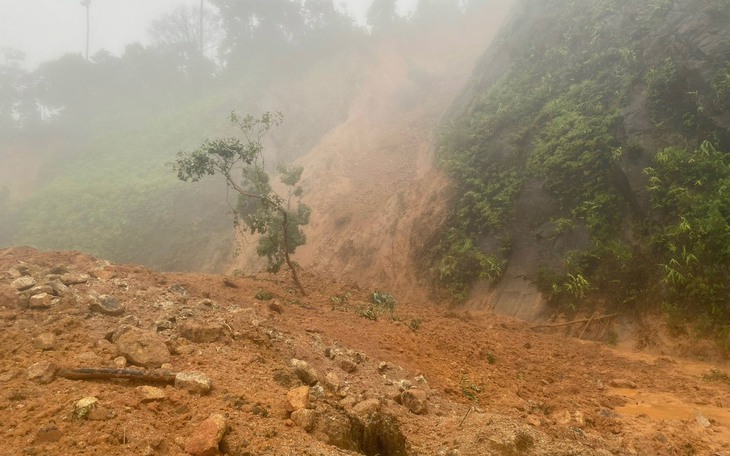 Mưa lũ miền Trung: Thuỷ điện tăng lưu lượng điều tiết nước, đường Hồ Chí Minh sạt lở nghiêm trọng