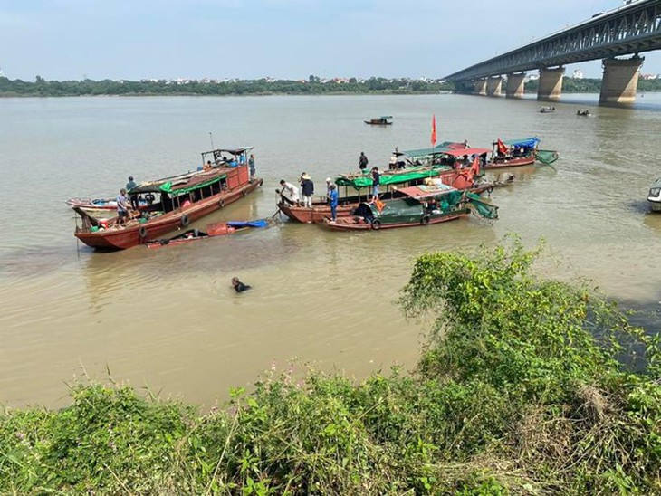 Một người tử vong sau va chạm sà lan và tàu đánh cá trên sông Hồng - Ảnh 1. Một người tử vong sau va chạm sà lan và tàu đánh cá trên sông Hồng - Ảnh 1.