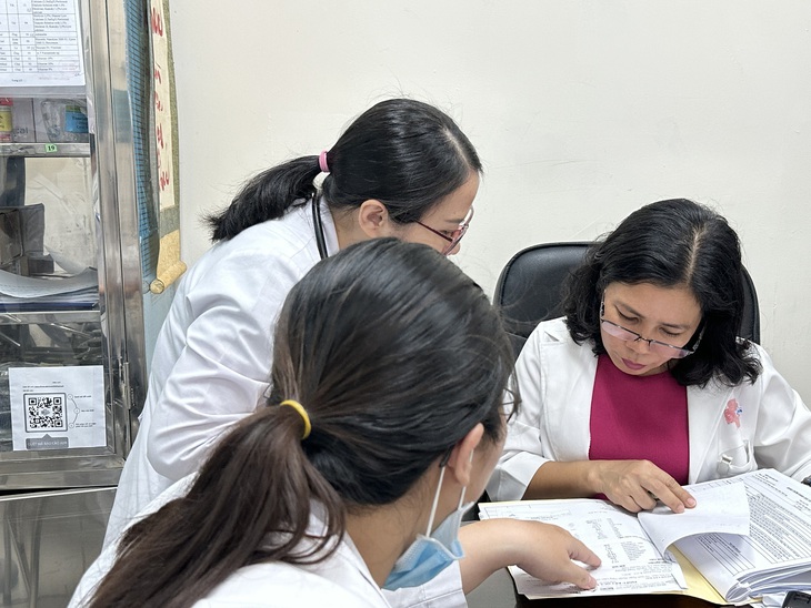 Cảnh báo suy thận nặng vì uống cỏ mực, dùng viên uống trắng da không rõ nguồn gốc - Ảnh 1.