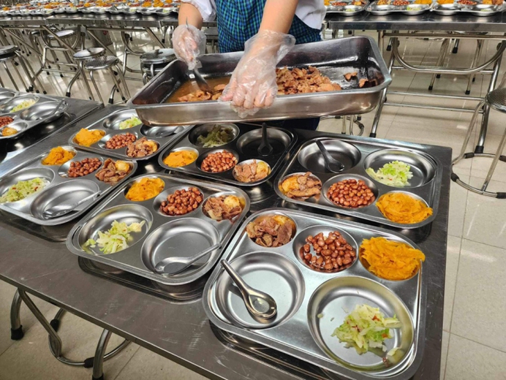 Vụ tố "bưaăn lèo tèo": Khi nào nhà trường sẽ tổ chức bán trú trở lại? - Ảnh 1. Vụ tố "bưaăn lèo tèo": Khi nào nhà trường sẽ tổ chức bán trú trở lại? - Ảnh 1.
