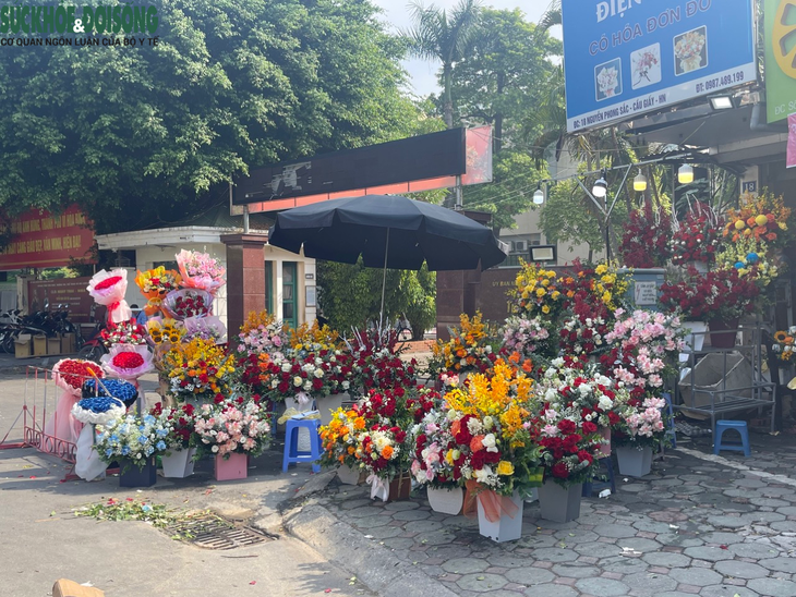 Sát ngày 20/10, hoa tươi tràn ngập vỉa hè Hà Nội - Ảnh 6.