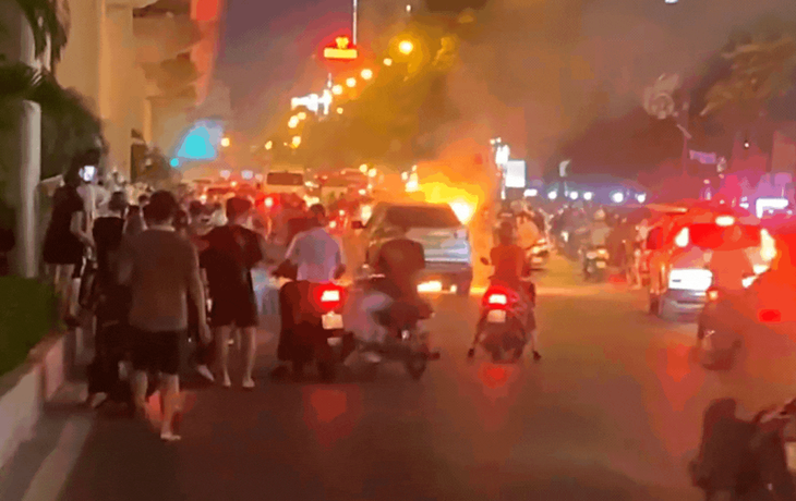 Ô tô đang di chuyển trên đường thì bốc cháy, tài xế mở cửa chạy thoát nạn, người dân hô hào dập lửa, cứu nạn. Ô tô đang di chuyển trên đường thì bốc cháy, tài xế mở cửa chạy thoát nạn, người dân hô hào dập lửa, cứu nạn.