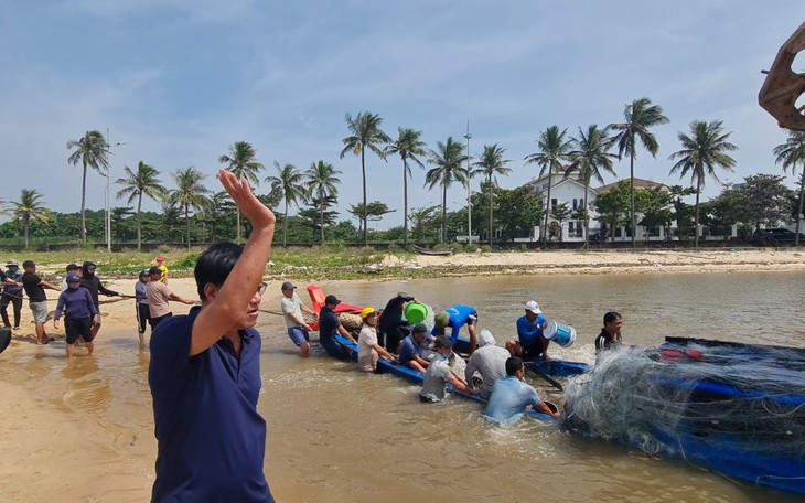 Bất chấp lệnh cấm biển vẫn đi đánh bắt, 2 cha con ngư dân bị lật thuyền