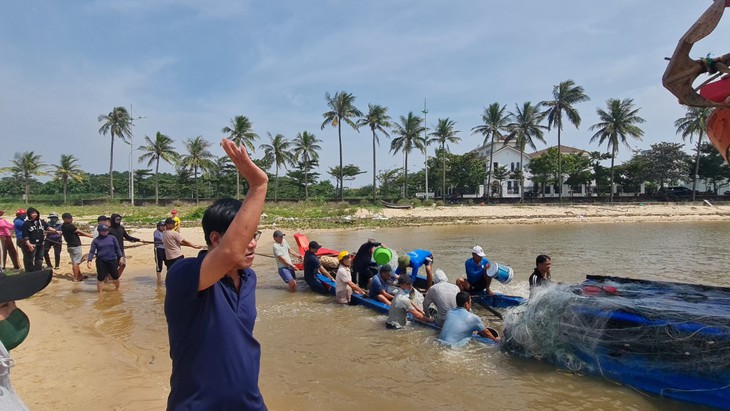 Cấm biển vẫn đi đánh bắt, 2 cha con ngư dân bơi vào bờ khi lật thuyền - Ảnh 1.