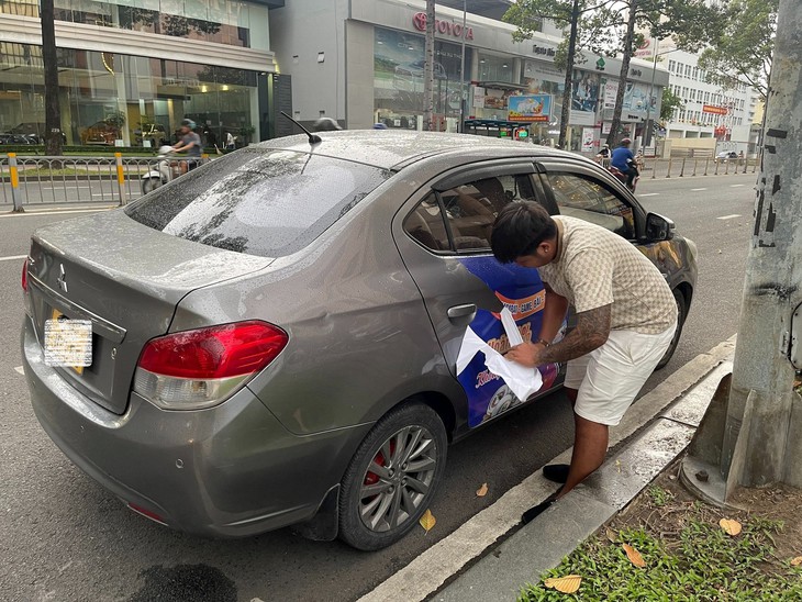 Sản phẩm nào không được phép dán decal quảng cáo trên xe oto? - Ảnh 2.