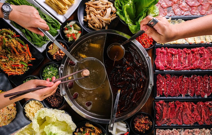Từ vụ ngộ độc do ăn lẩu ở Bắc Kạn, tìm hiểu nguyên nhân khiến các món lẩu dễ gây ngộ độc - Ảnh 1.