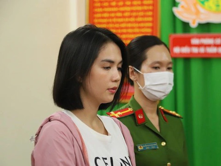 Bị bắt vì lái mô tô thả 2 tay, người mẫu Ngọc Trinh có thể ngồi tù bao lâu? - Ảnh 1. Bị bắt vì lái mô tô thả 2 tay, người mẫu Ngọc Trinh có thể ngồi tù bao lâu? - Ảnh 1.