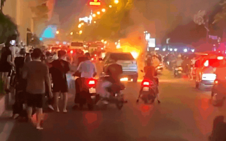 Ô tô Santafe bất ngờ bốc cháy khi đang di chuyển trên phố Hà Nội