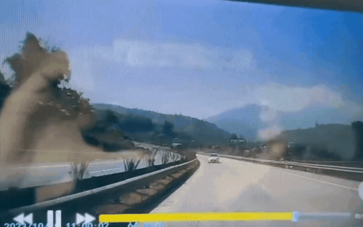 Hoảng hồn ô tô chạy ngược chiều tại làn 80km/h trên cao tốc