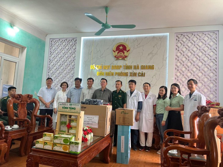 Tủ thuốc Bảo Thanh trao gửi yêu thương về vùng biên giới huyện Mèo Vạc - Ảnh 2.