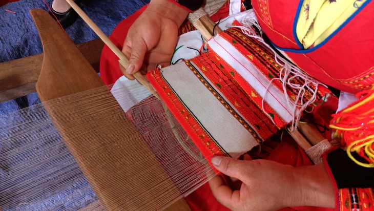 Phụ nữ Pà Thẻn ở Tuyên Quang và những đôi tay dẻo dai, thuần thục dệt áo từ thuở lên ba - Ảnh 3. Phụ nữ Pà Thẻn ở Tuyên Quang và những đôi tay dẻo dai, thuần thục dệt áo từ thuở lên ba - Ảnh 3.