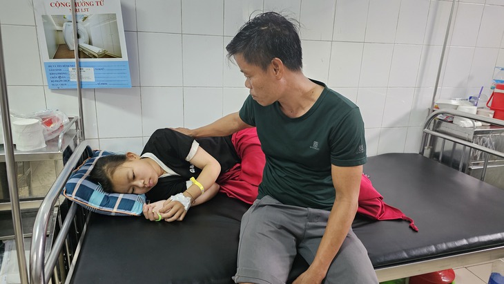 Xót xa hoàn cảnh 'gà trống' nuôi con mắc bệnh suy thận, không có tiền chữa trị - Ảnh 1.