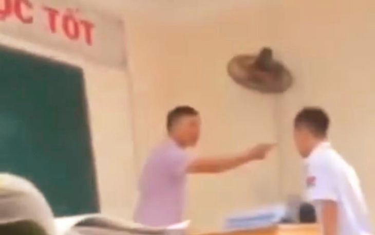 Tạm đình chỉ công tác với thầy giáo chỉ tay vào mặt, mắng học sinh là ‘chó’
