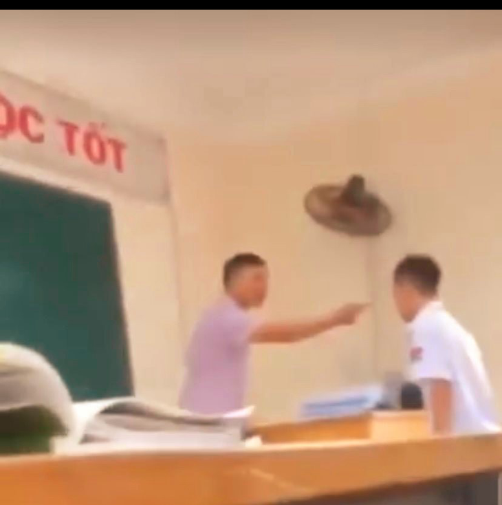 Tạm đình chỉ công tác với thầy giáo chỉ tay vào mặt, mắng học sinh là "chó" - Ảnh 1.