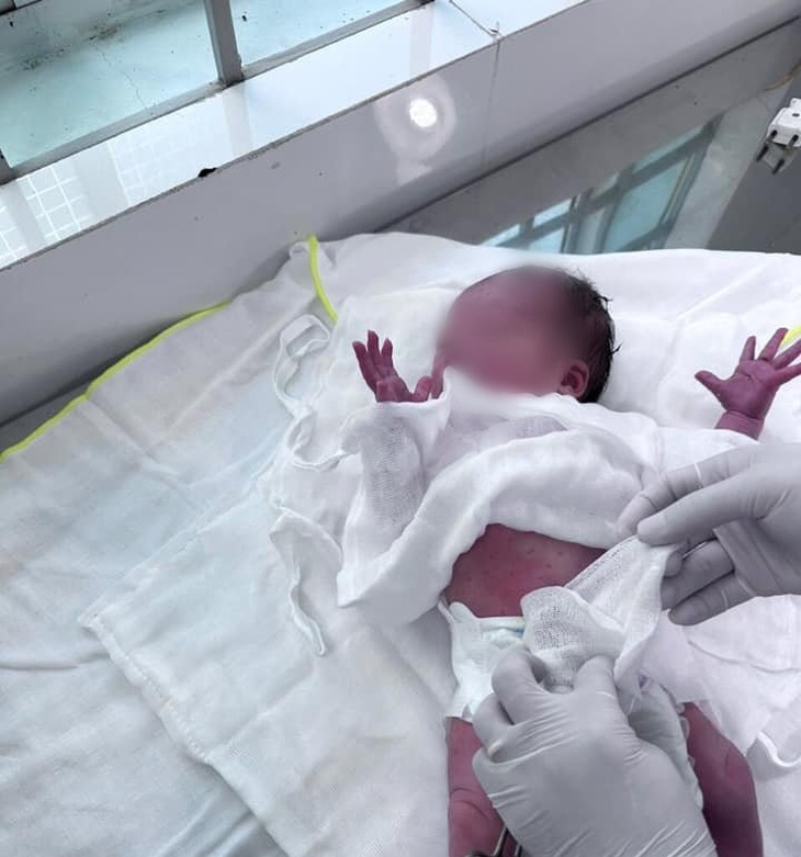 Trẻ sơ sinh còn nguyên dây rốn bị bỏ rơi gần bờ sông ở Khánh Hòa - Ảnh 2. Trẻ sơ sinh còn nguyên dây rốn bị bỏ rơi gần bờ sông ở Khánh Hòa - Ảnh 2.