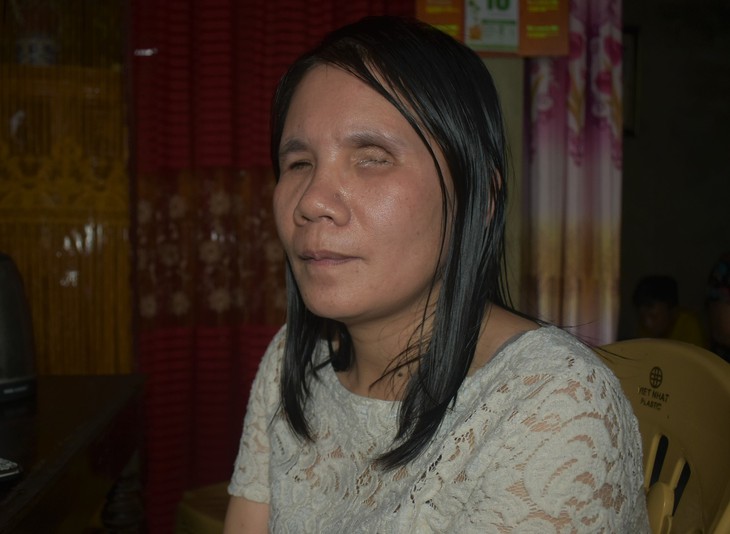 Tương lai con mù mịt như đôi mắt của mẹ - Ảnh 1.