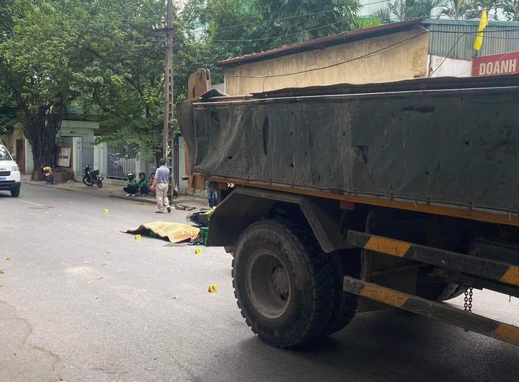 Hà Nội: Vượt xe tải bất thành, nam thanh niên tử vong tại chỗ - Ảnh 2. Hà Nội: Vượt xe tải bất thành, nam thanh niên tử vong tại chỗ - Ảnh 2.