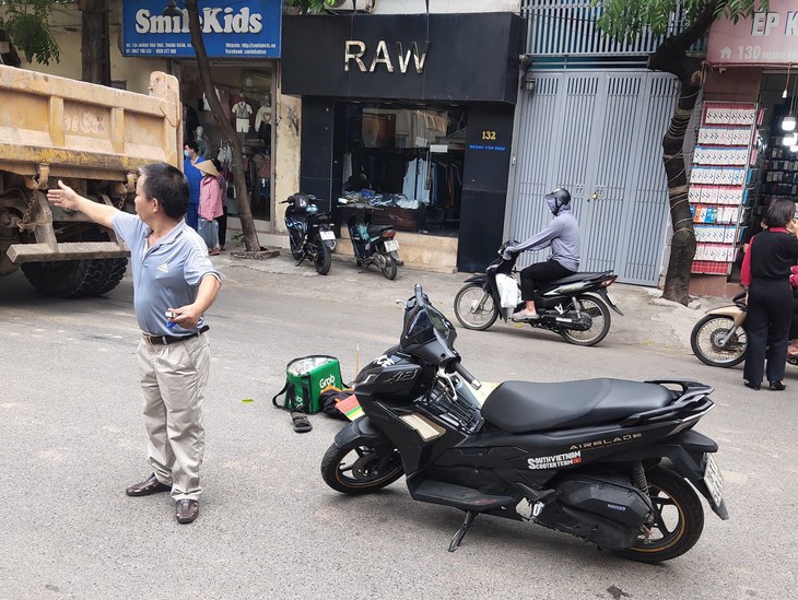 Hà Nội: Vượt xe tải bất thành, nam thanh niên tử vong tại chỗ - Ảnh 3. Hà Nội: Vượt xe tải bất thành, nam thanh niên tử vong tại chỗ - Ảnh 3.