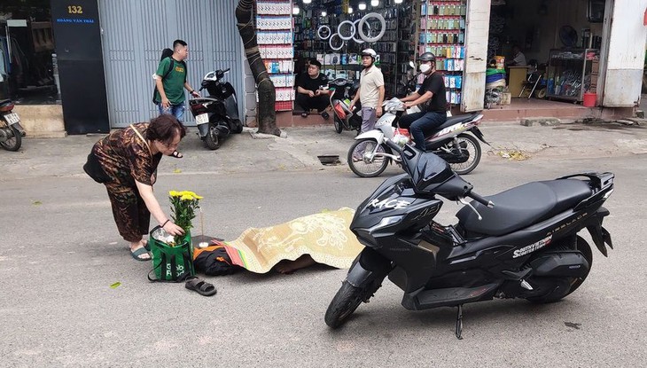 Hà Nội: Vượt xe tải bất thành, nam thanh niên tử vong tại chỗ - Ảnh 4. Hà Nội: Vượt xe tải bất thành, nam thanh niên tử vong tại chỗ - Ảnh 4.