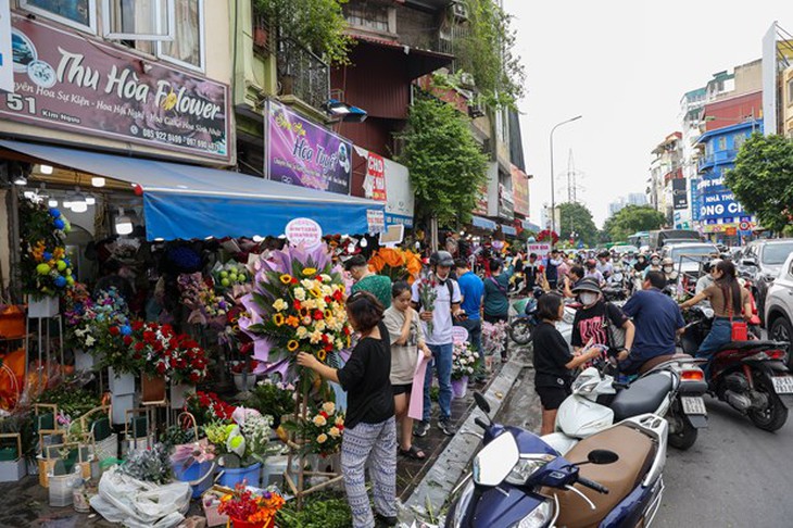 Hoa hồng giá tăng gấp hai, gấp ba lần trong ngày Phụ nữ Việt Nam 20/10 - Ảnh 1. Hoa hồng giá tăng gấp hai, gấp ba lần trong ngày Phụ nữ Việt Nam 20/10 - Ảnh 1.
