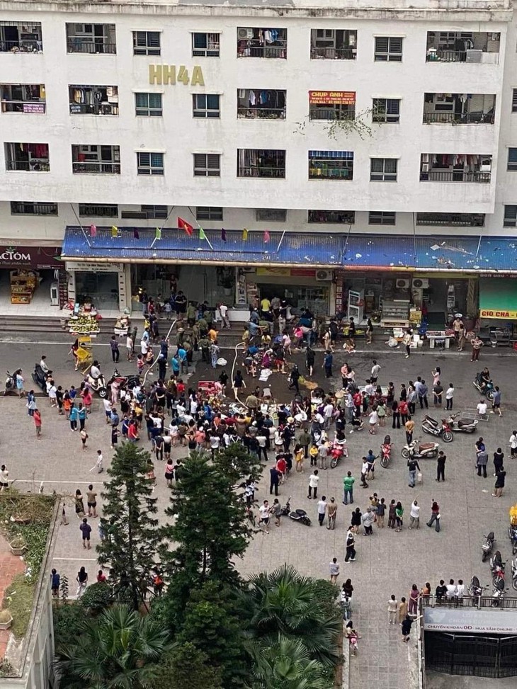 Lại cháy chung cư tại Hà Nội, người dân "xông pha" dập lửa - Ảnh 4.