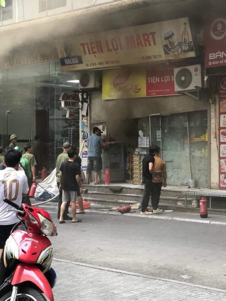 Lại cháy chung cư tại Hà Nội, người dân "xông pha" dập lửa - Ảnh 5.