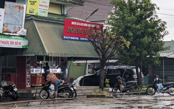 Bịt kín mặt vào tiệm vàng hỏi mua rồi cầm 10 chỉ bỏ chạy