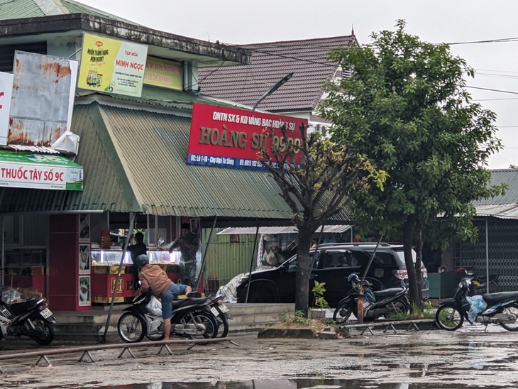 Xác minh thông tin một người vào hỏi mua rồi cầm 10 chỉ vàng bỏ chạy - Ảnh 1.