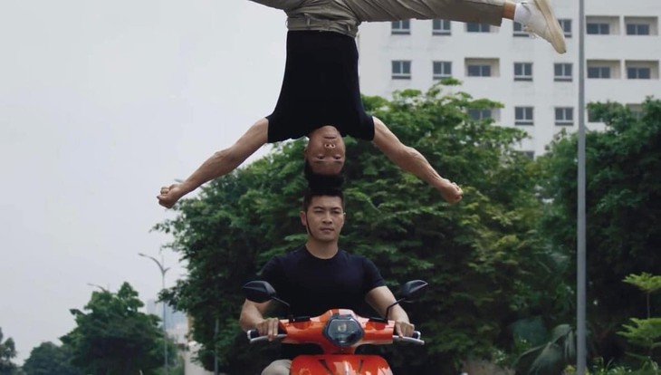 Giữa 'bê bối' của Ngọc Trinh, ai là người đã tung clip không đội mũ bảo hiểm, làm xiếc trên xe của Quốc Cơ - Quốc Nghiệp? - Ảnh 3.