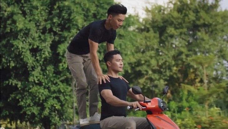 Giữa 'bê bối' của Ngọc Trinh, ai là người đã tung clip không đội mũ bảo hiểm, làm xiếc trên xe của Quốc Cơ - Quốc Nghiệp? - Ảnh 2.